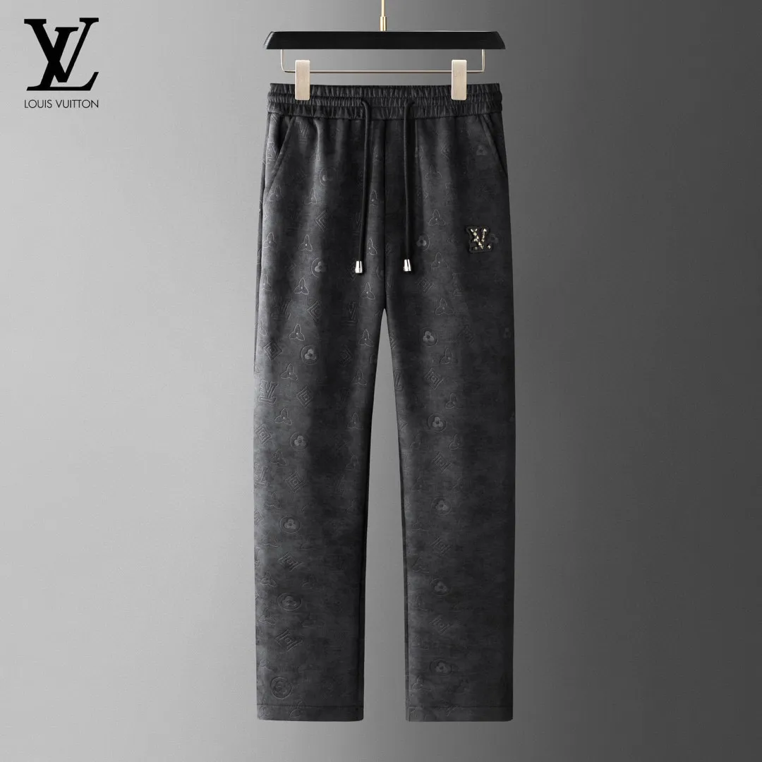 🅿️620 [LV Louis Vuitton] hot-selling suit is coming. Focus on the original version of the official website. 2025 new hot-selling cardigan and sweatshirt suit. The original order is the best. 🇭🇰The meticulous work of top designers. It has a fitting and perfect upper body effect. All-natural high-quality Tencel Roman cotton 100%, close-fitting comfort, noble and elegant! Original hardware embodies elegance and nobility! Counter size: M-4XL (up to 190 pounds)